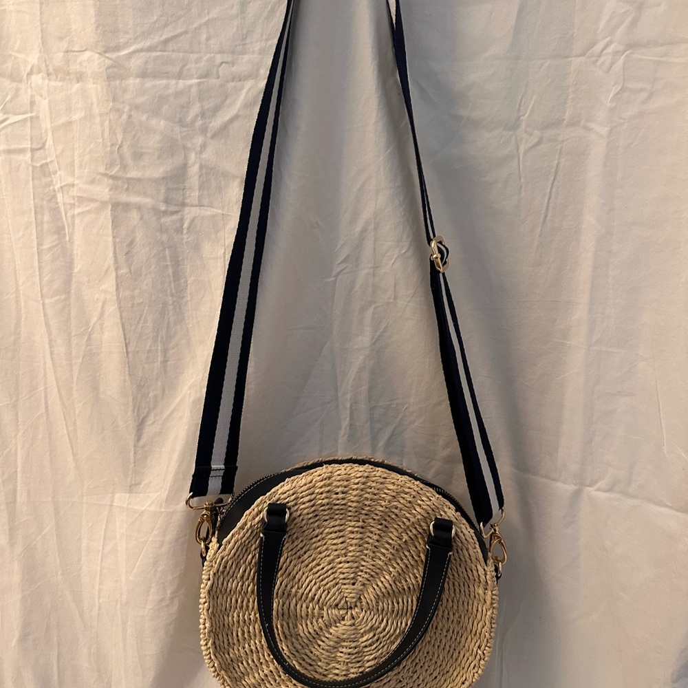 Great summer /spring bag with adjustable shoulder strap that is also detachable.